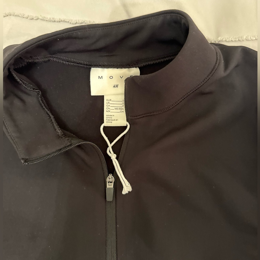 H&M Women's Black Full-Zip Active Jacket Athletic NWOT SMALL - Picture 4 of 7